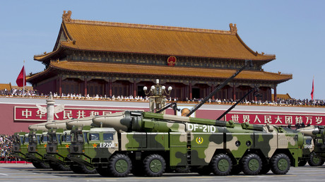 Véhicules militaires chinois portant des missiles ballistiques DF-21D