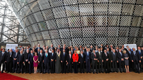 Diplomates et ministres des Affaires étrangères posent pour une photo de groupe à la conférence des donateurs pour la Syrie à Bruxelles, le 5 avril