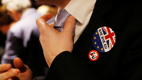 Un homme porte un badge avec une inscription pro-Brexit lors d'une fête après la signature de l'Article 50 par le Premier ministre britannique Theresa May.