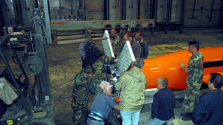 La bombe MOAB lors d'un test en 2003 

