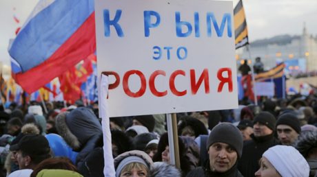 Des habitants de Crimée célèbrent le deuxième anniversaire du référendum de rattachement de la péninsule à la fédération russe le 18 mars 2016. «La Crimée, c'est la Russie», peut-on lire sur la pencarte.