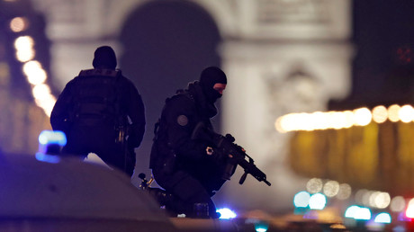 Les policiers français sur un véhicule après l'attentat des Champs Elysées. 