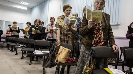 Des témoins de Jéhovah priant à Rostov-le-Don, en Russie