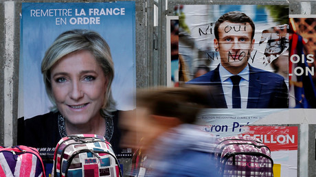 Les affiches de campagne de Marine Le Pen et Emmanuel Macron.
