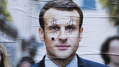 Une affiche de campagne d'Emmanuel Macron vandalisée