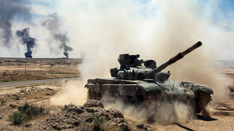 Un char des Unités de mobilisation populaire avance en direction de Hatra en Irak