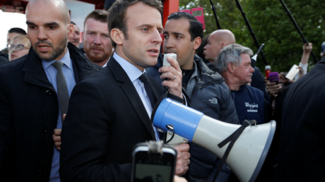 Emmanuel Macron rencontrant les ouvriers de l'usine Whirlpool d'Amiens le 26 avril