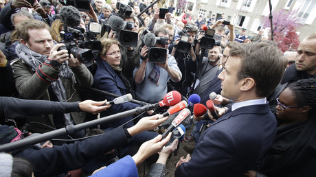 Emmanuel Macron entouré de journalistes