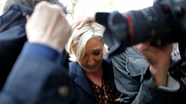 Marine Le Pen accueillie par des jets d’œufs en Bretagne (IMAGES)