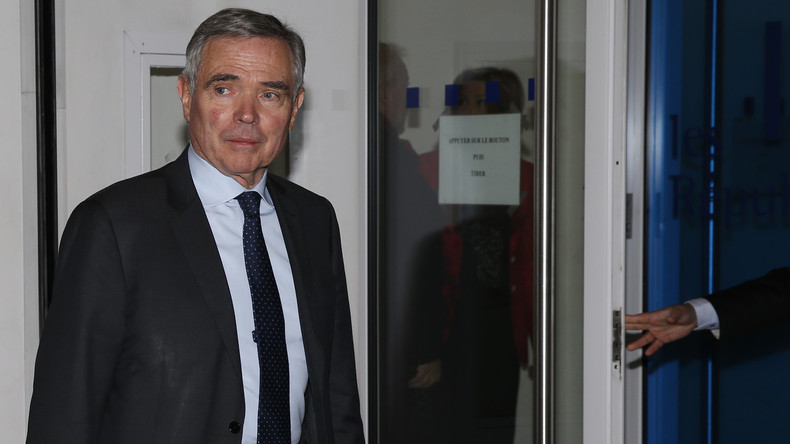 Macron prophétise la scission des Républicains, le parti le traite d'irresponsable