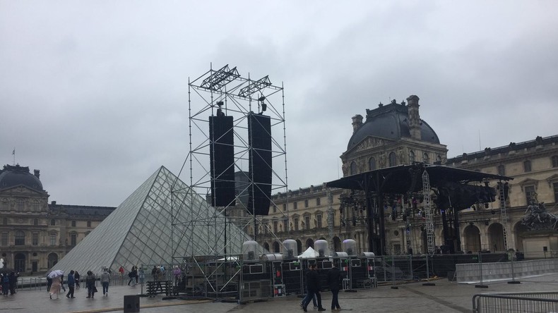L'esplanade du Louvre évacuée en raison d'une alerte sécurité (IMAGES)