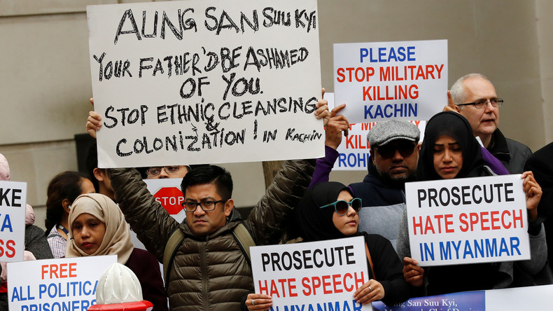 La dirigeante birmane Aung San Suu Kyi accueillie à Londres par des militants de la cause Rohingya