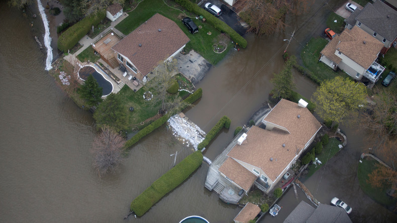 Des Québécois naviguent en kayak dans leur ville à la suite d'importantes inondations (VIDEO)
