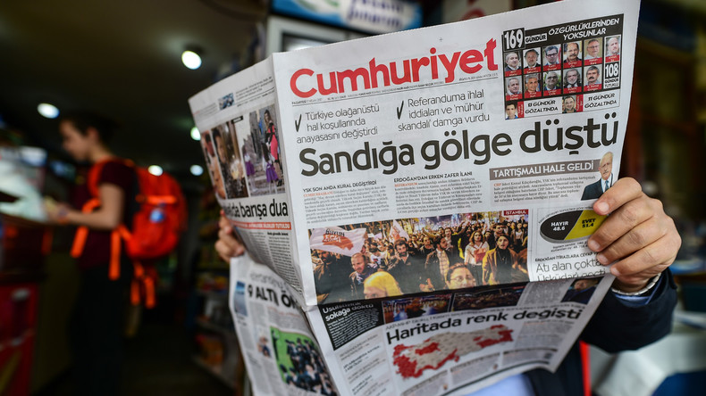 Turquie : un rédacteur en chef du journal d'opposition Cumhuriyet a été placé en détention