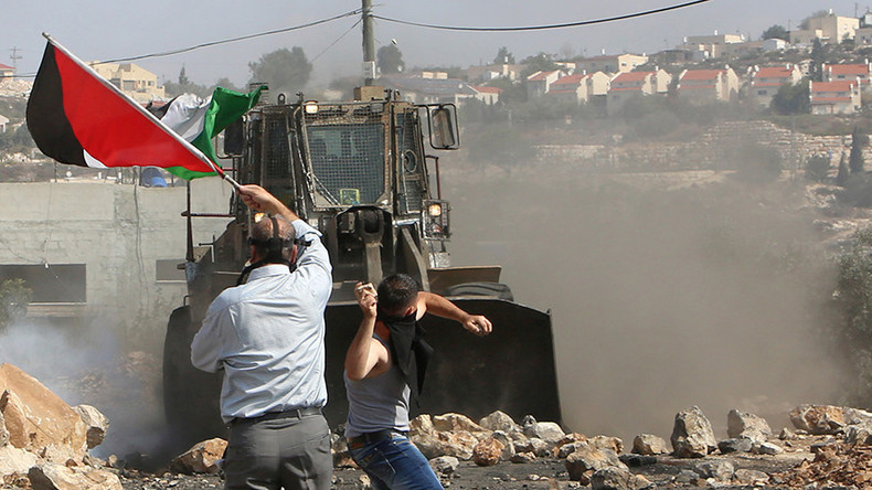 Des colons jettent des pierres sur des Palestiniens sous les yeux de soldats de Tsahal (VIDEO)