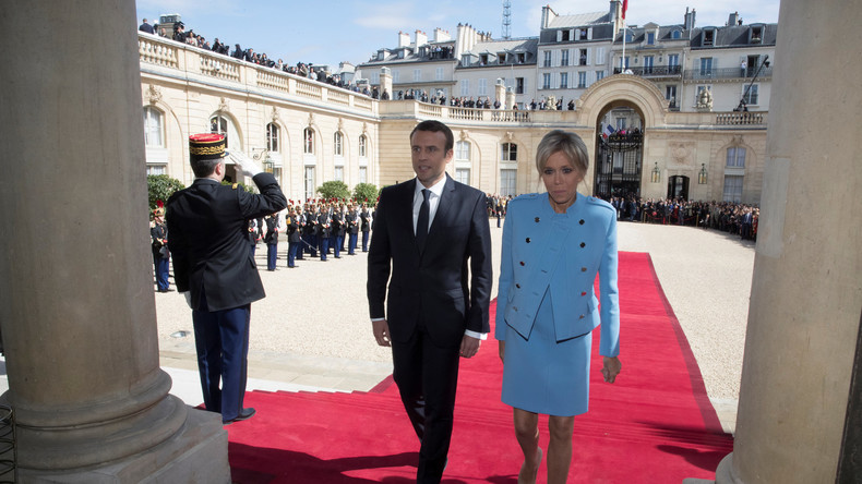 En pâmoison devant Macron lors de l'investiture, les journalistes repris de volée sur Twitter