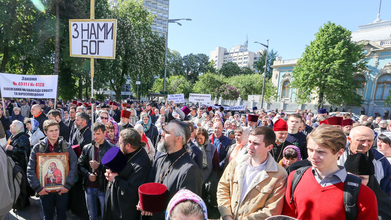 Des milliers d’Ukrainiens prient à Kiev contre un projet de loi visant l'Eglise orthodoxe russe
