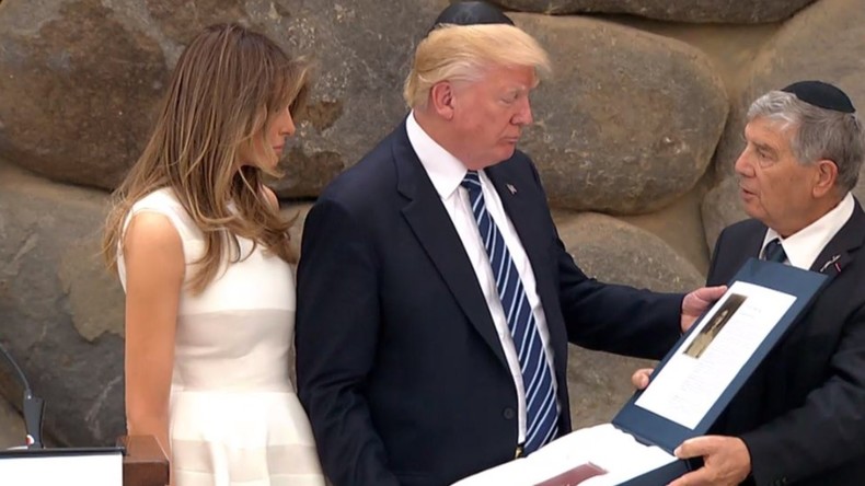 «So amazing!» : La dédicace de Trump au mémorial de la Shoah laisse Twitter dubitatif