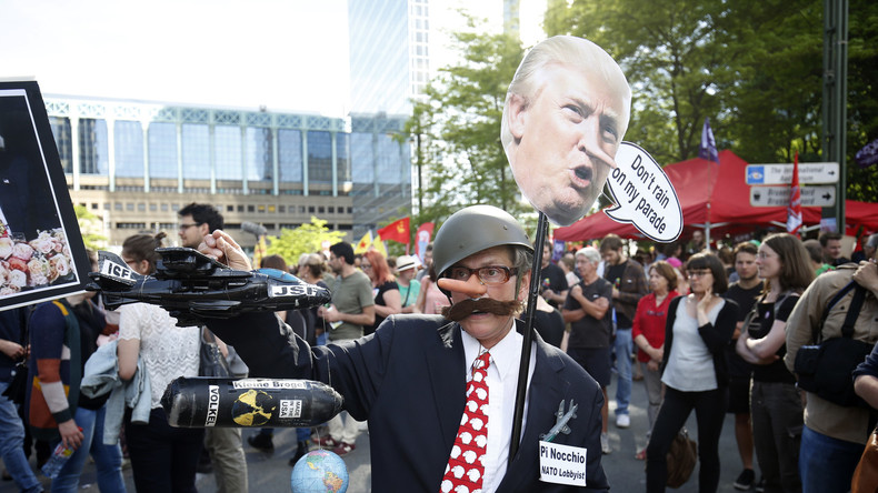 «Trump Not Welcome» : le président américain accueilli à Bruxelles par une grande manifestation