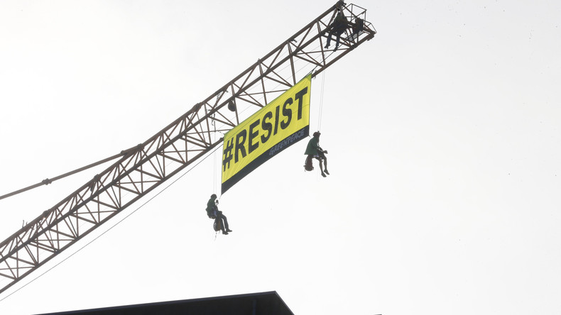 Trump à Bruxelles : des militants de Greenpeace escaladent une grue devant l’ambassade américaine