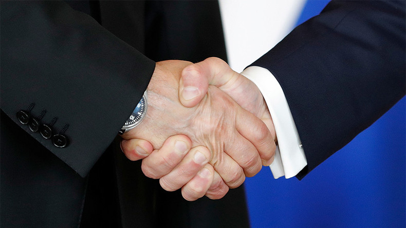 Macron et Poutine échangent une poignée de main cordiale, loin des bras de fer avec Trump (VIDEOS)