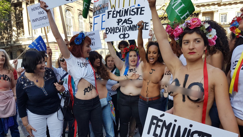Des féministes tombent le haut à Paris en solidarité avec des Femen poursuivies en justice (IMAGES)