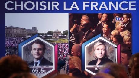 Les résultats du second tour de la présidentielle française diffusés sur un écran dans le quartier général du Front national.