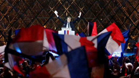 Le nouveau président Emmanuel Macron célèbre la victoire