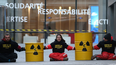 Les activistes de Greenpeace bloquent m'entrée au siège d'EDF à Paris, le 14 décembre 2016