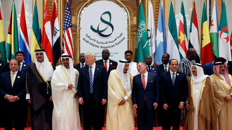 Donald Trump, le roi Salmane d'Arabie saoudite et plusieurs dirigeants arabes posent lors du sommet de Riyad le 21 mai