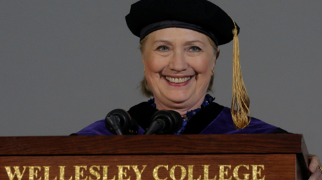 Hillary Clinton s'exprimant à la tribune du  Wellesley College, dans le Massachusetts le 26 mai 2017