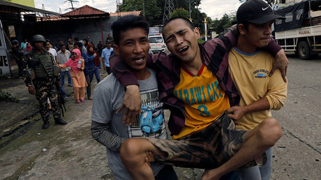 Les habitants de la ville de Marawi tentent de fuir les combats, alors que l'armée régulière philippines essaie de reconquérir la ville aux mains de Daesh ©Erik De Castro / Reuters