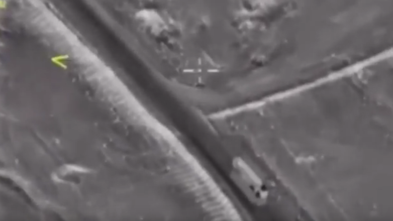 L’armée russe a éliminé 80 terroristes et de nombreux véhicules de Daesh quittant Raqqa pour Palmyre