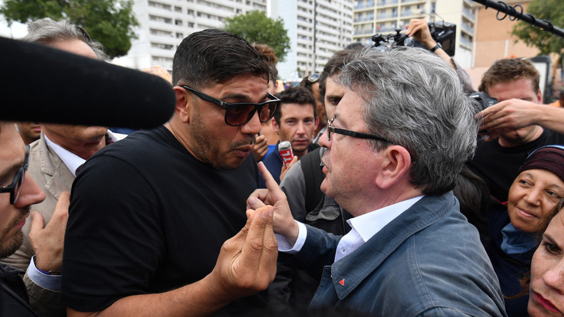 Jean-Luc Mélenchon accueilli par des jets d'œufs dans une cité de Marseille (PHOTOS)