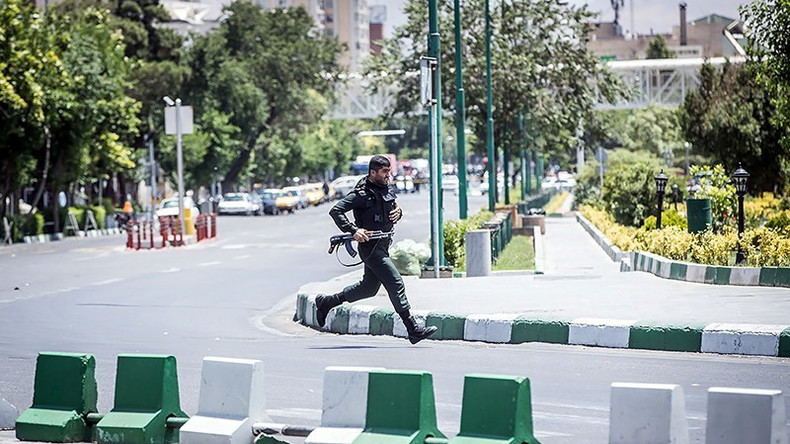 Images de l'arrestation de plusieurs hommes accusés d'être liés aux attentats de Téhéran
