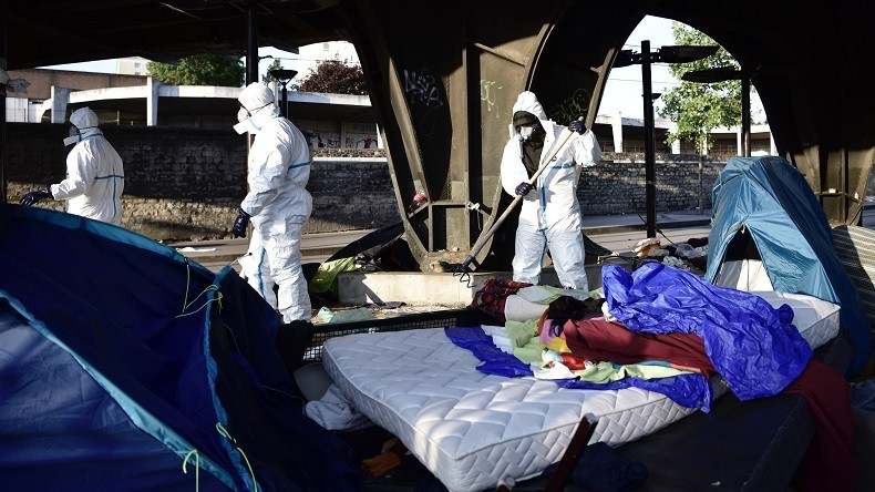La gale se propage dans le camp de migrants de la Chapelle à Paris
