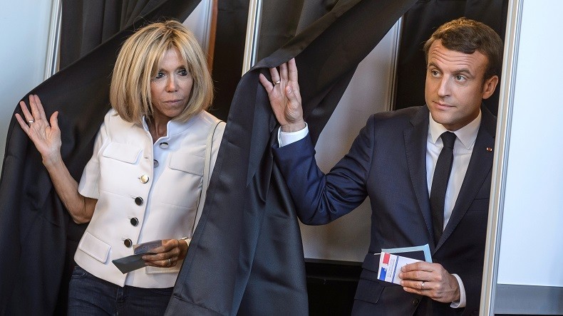 Entre déception et euphorie prudente, les politiques réagissent aux résultats des législatives