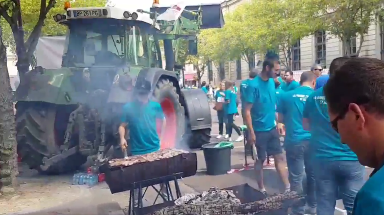 Des agriculteurs organisent un barbecue devant le tribunal où sont jugés des militants végans