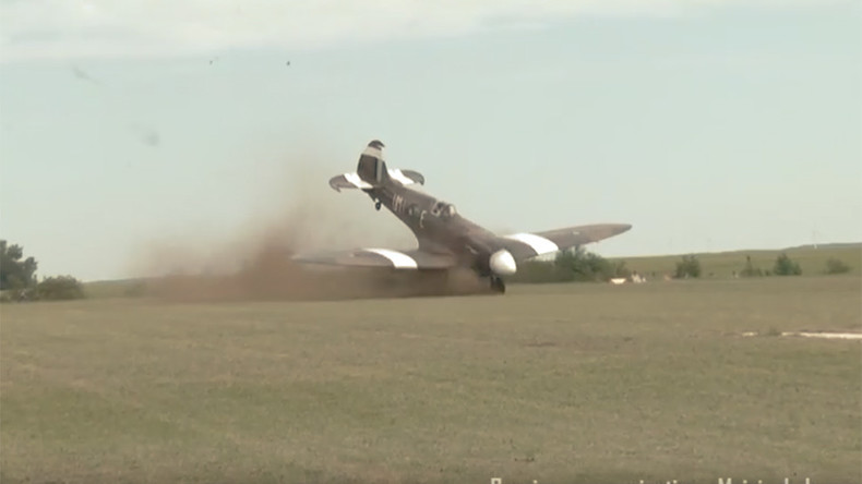 Un avion de la Seconde Guerre mondiale rate son décollage lors d'un meeting aérien (VIDEOS)