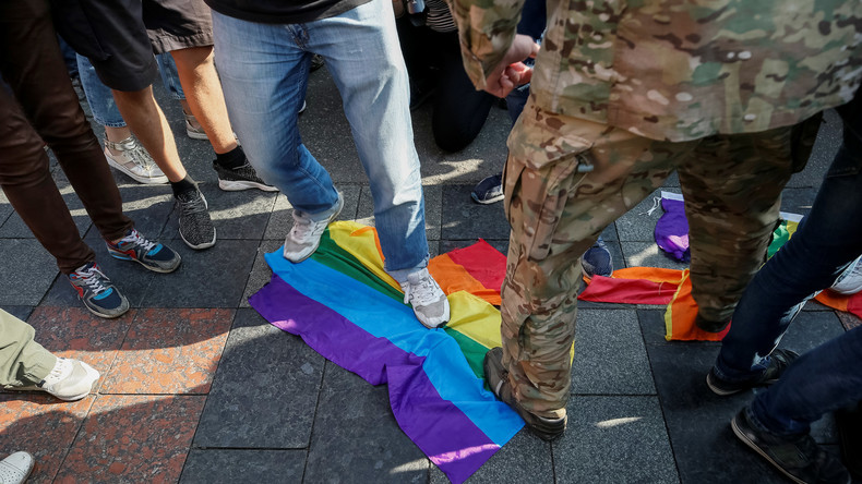 Ukraine : des ultranationalistes ont essayé de bloquer le passage de la gay pride de Kiev (VIDEO)