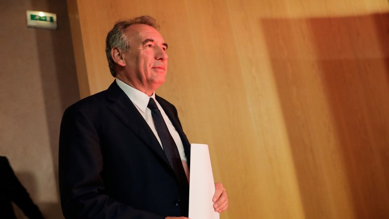 Soupçons d'emplois fictifs : Bayrou conteste, un ancien assistant parlementaire l'accuse de mensonge