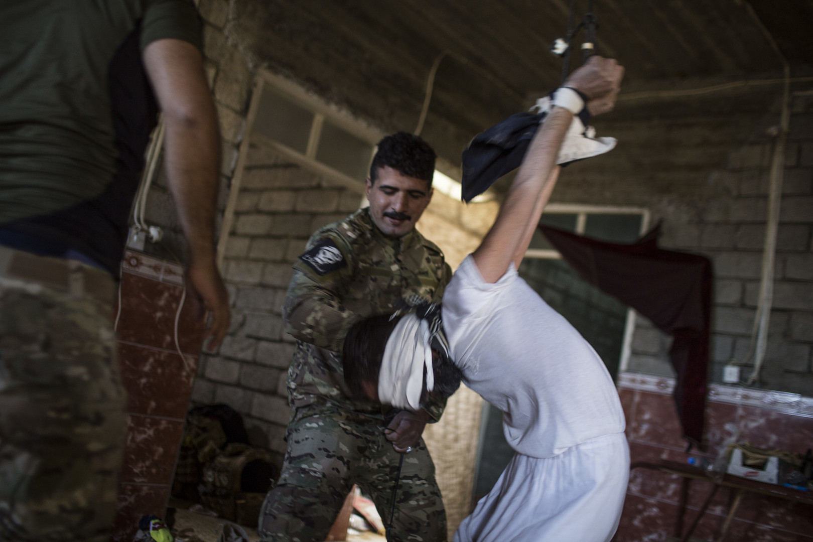 A Mossoul, des soldats irakiens emploient la torture contre des prisonniers (IMAGES CHOQUANTES)