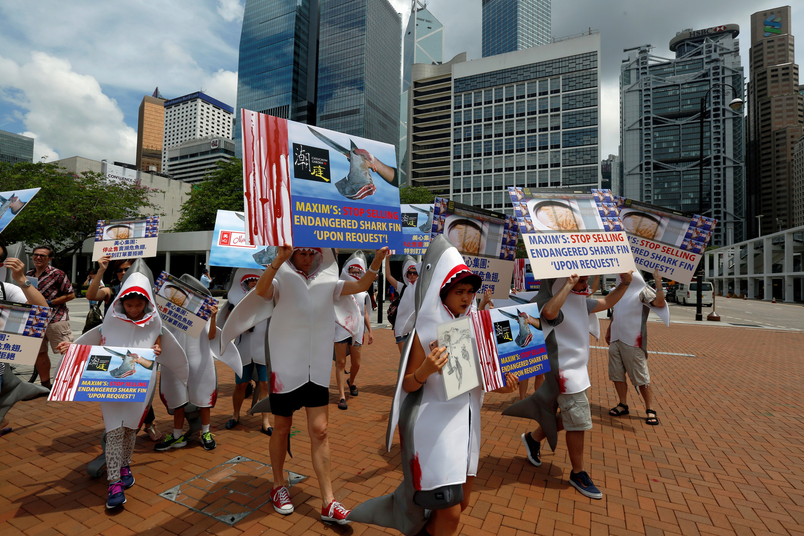 Des manifestants se déguisent en requin contre la consommation d'ailerons à Hong Kong (IMAGES)