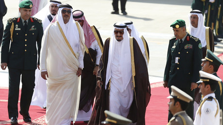 Le roi de l'Arabie saoudite Salmane ben Abdelaziz al-Saoud et l'émir du Qatar Tamim bin Hamad Al Zani.   