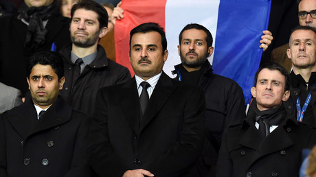 Le président du PSG Nasser al-Khelaifi, l'émir du Qatar Sheikh Tamim bin Hamad al-Thani et le Premier ministre français Manuel Valls au Parc des Princes