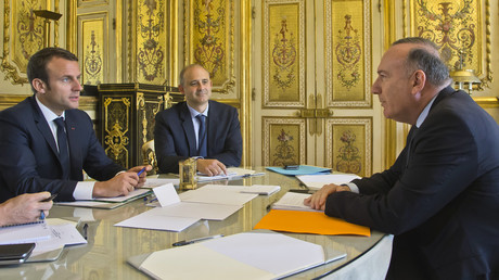 Emmanuel Macron et son conseiller Pierre-André Imbert lors d'une discussion préliminaire avec Pierre Gattaz, président du Medef le 23 mai 2017.