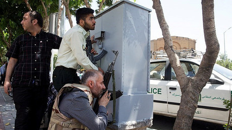 Les membres des forces spéciales iraniennes mènent un opération lors de l'attaque terroriste sur le Parlement.