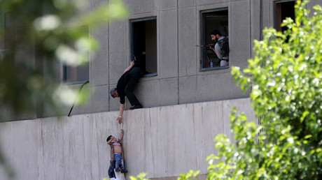 Un enfant évacué du parlement iranien lors de l'attentat à Téhéran 
