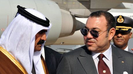 L'ancien émir du Qatar Hamad ben Khalifa Al-Thani aux côtés du roi du Maroc Mohammed VI lors d'une visite officielle à Rabat en 2011.