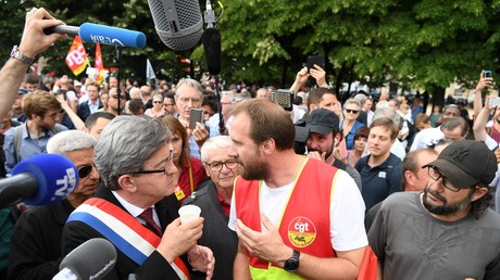 Jean-Luc Mélenchon et un militant de la CGT discutent lors d'une mobilisation contre la réforme du code du travail le 27 juin